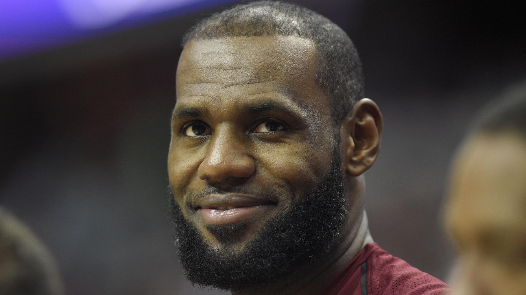 LeBron James pays respect to Arizona QB Khalil Tate's 327-yard performance